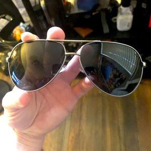 Pilot/aviator style sunglasses